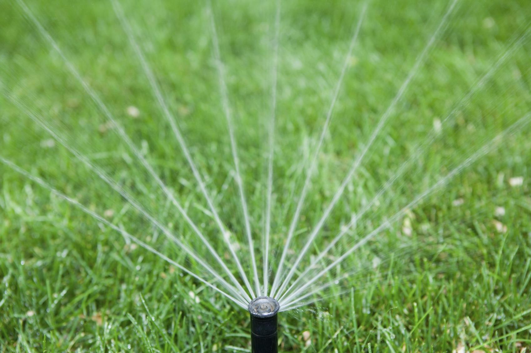洒水器减少草坪上的喷雾